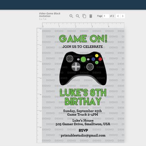 以下が含まれることがあります： 黒いゲームコントローラーのグラフィックと緑色の「GAME ON！」というテキストが特徴の、ビデオゲームをテーマにした招待状。招待状には、誕生日のパーティーの日時や場所などのイベント詳細が含まれています。