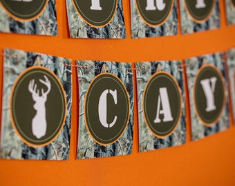 Banner de Aniversário com Tema de Caça - Download Instantâneo - Banner de Feliz Aniversário com Fundo Camuflado - Banner para Festa de Caça da Printable Studio