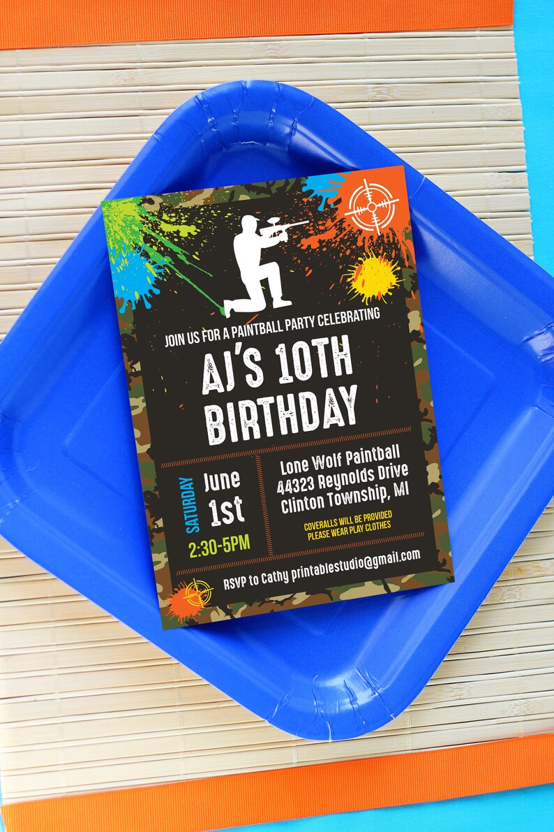 Pu&ograve; includere: Un invito a una festa di paintball con uno sfondo mimetico e la silhouette di una persona che tiene una pistola da paintball. L'invito dice "Unisciti a noi per una festa di paintball per celebrare il 10&deg; compleanno di AJ" e include la data, l'ora e il luogo della festa.