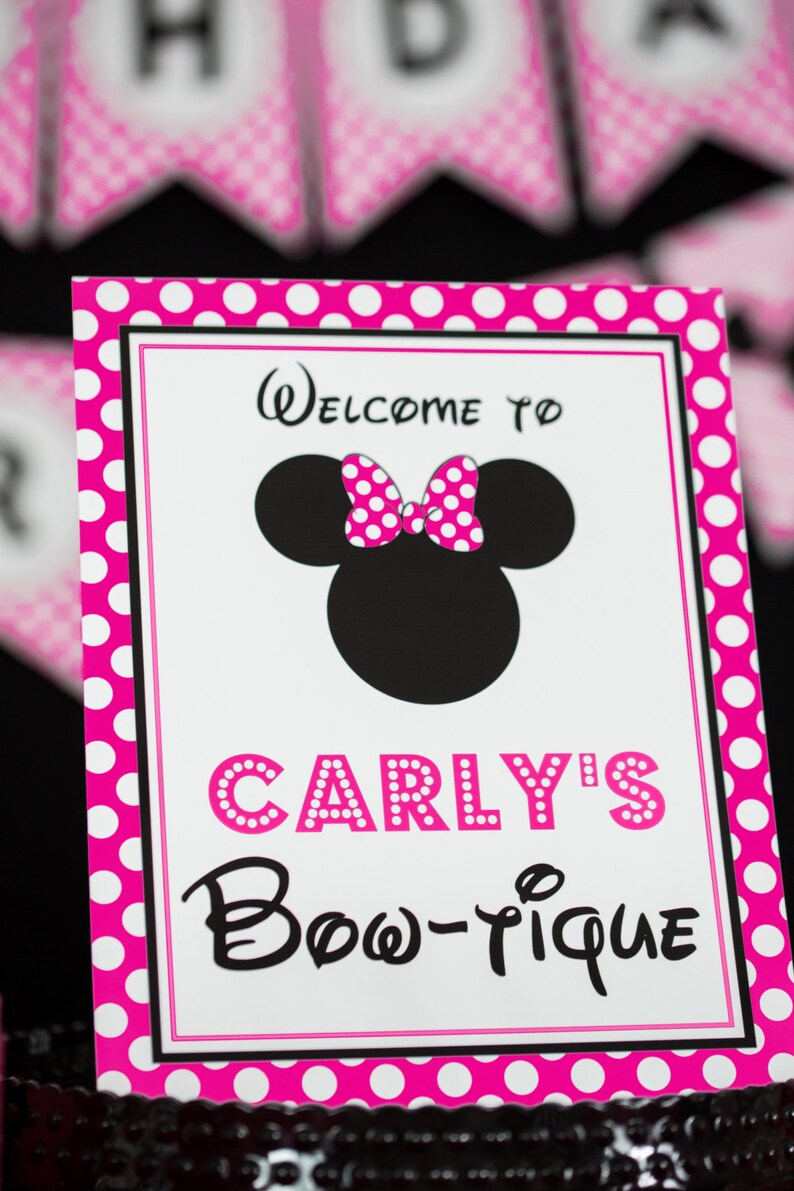 Puede incluir: Un cartel rosa y blanco con lunares con una silueta negra de Mickey Mouse que lleva un lazo rosa con lunares. El cartel dice "Bienvenido a Carly's Bow-tique".