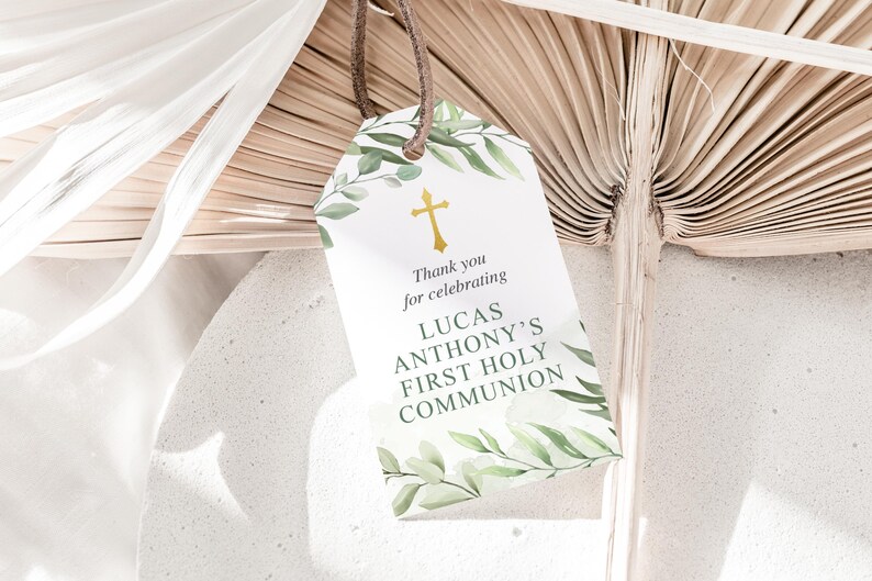 Puede incluir: Etiqueta de favor blanca con follaje verde y una cruz dorada. El texto dice "Gracias por celebrar la Primera Comuni&oacute;n de Lucas Anthony."