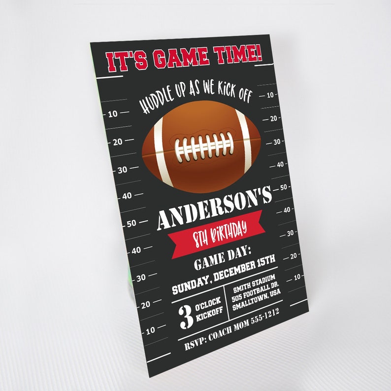 Pu&ograve; includere: Invito di compleanno a tema football americano in bianco e nero con una striscia rosso e bianca. &Egrave; l'ora del gioco! Radunatevi per il calcio d'inizio. Anderson's 5th Birthday. Giorno del gioco: Domenica 15 dicembre. 3 in punto di inizio. Smith Stadium 505 Football Dr. Smalltown, USA. RSVP: Coach Mom 555-1212.