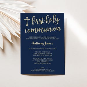 Puede incluir: Una invitación azul marino con texto de purpurina dorada para una Primera Comunión. La invitación presenta una cruz, las palabras "primera comunión" y el nombre "Anthony James". La invitación incluye la fecha, la hora y el lugar del evento, así como la información de RSVP.