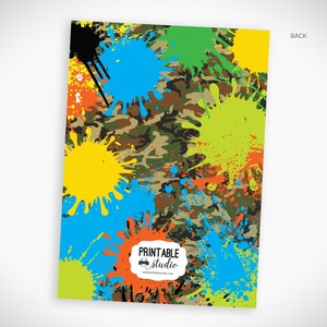 Pu&ograve; includere: Un design digitale stampabile con un motivo mimetico e schizzi di vernice colorati. Il design include il testo "Printable Studio" e un indirizzo di sito web.