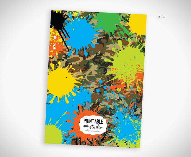 Pu&ograve; includere: Un design digitale stampabile con un motivo mimetico e schizzi di vernice colorati. Il design include il testo "Printable Studio" e un indirizzo di sito web.