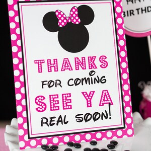 Puede incluir: Un cartel de lunares rosa y blanco con una silueta negra y blanca de Minnie Mouse. El cartel dice "Gracias por venir. &iexcl;Nos vemos pronto!"