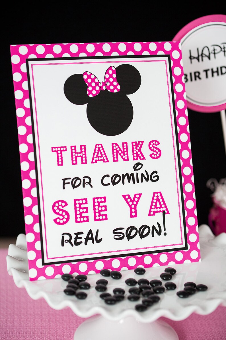 Puede incluir: Un cartel de lunares rosa y blanco con una silueta negra y blanca de Minnie Mouse. El cartel dice "Gracias por venir. &iexcl;Nos vemos pronto!"