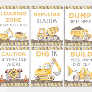 Könnte beinhalten: Sechs Partyschilder im Baustil mit gelben und schwarzen Streifen. Die Schilder zeigen Aquarell-Illustrationen von Baumaschinen und Text, der lautet: "Ladezone", "Tankstelle", "Geschenke hier abladen", "Vorsicht 2 Jahre alt voraus", "Graben Sie rein", und "Bauen Sie Ihre eigene Dreckschale".