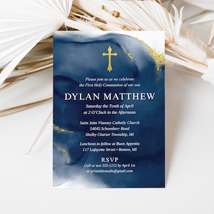 Puede incluir: Una tarjeta de invitación azul marino con detalles dorados y una cruz dorada. La tarjeta dice: "Únase a nosotros para celebrar la Primera Comunión de nuestro hijo, Dylan Matthew." El texto adicional incluye fecha, hora, lugar e información de RSVP.