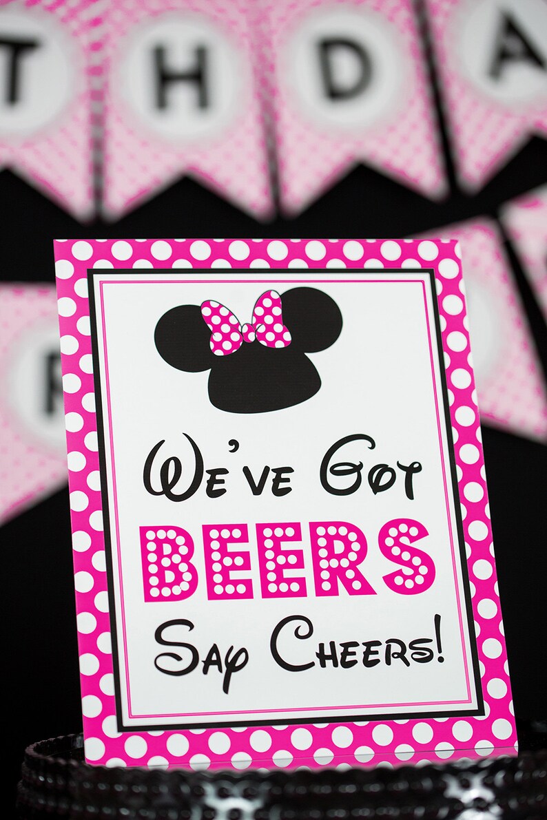 Puede incluir: Un cartel de lunares rosa y blanco con una cabeza de Minnie Mouse negra y un lazo. El cartel dice "We've got beers Say Cheers!"