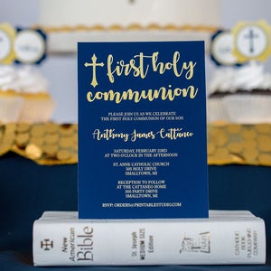 K&ouml;nnte beinhalten: Eine blaue und goldene Einladung zur ersten heiligen Kommunion mit einem Kreuz und dem Text "Erste Heilige Kommunion" in goldener Schrift. Die Einladung ist f&uuml;r Anthony James Cattanco und enth&auml;lt Datum, Uhrzeit und Ort der Veranstaltung. RSVP-Informationen sind ebenfalls enthalten.