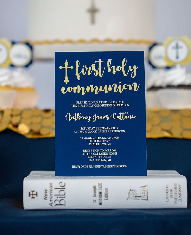 K&ouml;nnte beinhalten: Eine blaue und goldene Einladung zur ersten heiligen Kommunion mit einem Kreuz und dem Text "Erste Heilige Kommunion" in goldener Schrift. Die Einladung ist f&uuml;r Anthony James Cattanco und enth&auml;lt Datum, Uhrzeit und Ort der Veranstaltung. RSVP-Informationen sind ebenfalls enthalten.