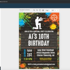 Pu&ograve; includere: Un invito a una festa di compleanno di paintball con uno sfondo mimetico. L'invito presenta una silhouette di una persona che tiene una pistola da paintball, schizzi di vernice e il testo "AJ's 10th Birthday". L'evento &egrave; previsto per il 1&deg; giugno dalle 14:30 alle 17:00 presso Lone Wolf Paintball a Clinton Township, MI.