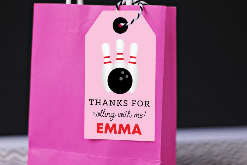 Puede incluir: Bolsa de regalo rosa con una etiqueta de regalo rosa y blanca con tem&aacute;tica de bolos que dice "Gracias por rodar conmigo! Emma".