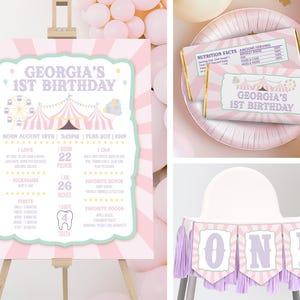 K&ouml;nnte beinhalten: Ein rosa-wei&szlig;es, druckbares Schild f&uuml;r eine erste Geburtstagsparty mit Zirkus-Thema. Das Schild enth&auml;lt den Namen "Georgia's 1st Birthday", ein Zirkuszelt, ein Riesenrad und eine Liste mit Details &uuml;ber das Geburtstagskind, einschlie&szlig;lich Geburtsdatum, Gewicht und Gr&ouml;&szlig;e.