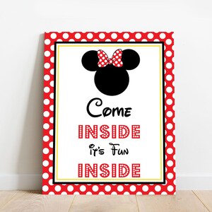 Entre, é divertido entrar - Placa para festa da Minnie Mouse para download instantâneo - Placa vermelha da Minnie Mouse para impressão da Printable Studio