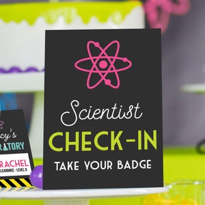 Incheckbord voor wetenschapper roze Afdrukbaar bord Wetenschapsfeest meisjes Wetenschapsexperiment bord STEM-feestje check-in bord van Printable Studio