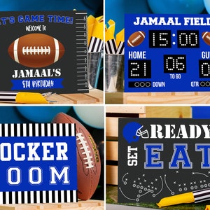 Puede incluir: Cuatro carteles imprimibles para una fiesta de cumplea&ntilde;os con tem&aacute;tica de f&uacute;tbol. Los carteles son negros con acentos blancos y azules. Los carteles dicen "&iexcl;Es hora de jugar! Bienvenido al 5&ordm; cumplea&ntilde;os de Jamaal", "Campo de Jamaal", "Vestuario" y "Listos, preparados, &iexcl;a comer!".