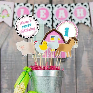 Puede incluir: Una pieza central de tem&aacute;tica de granja para una fiesta de primer cumplea&ntilde;os. La pieza central incluye un granero rosa, un cerdo, una gallina, un pato, un caballo, un n&uacute;mero uno y un c&iacute;rculo con el texto "Primer cumplea&ntilde;os de Name".