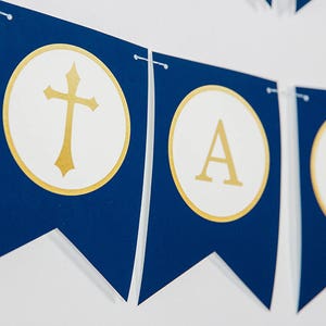 K&ouml;nnte beinhalten: Ein blaues und goldenes Banner mit dem Wort &bdquo;DANKE&ldquo; in goldenen Buchstaben. Jeder Buchstabe befindet sich auf einem separaten blauen Wimpel mit einem wei&szlig;en Kreis um den Buchstaben. Der erste Wimpel hat ein goldenes Kreuz im wei&szlig;en Kreis.