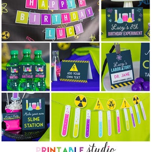 Pu&ograve; includere: Una collezione di decorazioni per feste a tema scientifico. Include uno striscione con la scritta "Happy 8th Birthday Lucy", cartelli, etichette per bevande e un cartello "Slime Station". La combinazione di colori &egrave; vivace con rosa, giallo e blu.