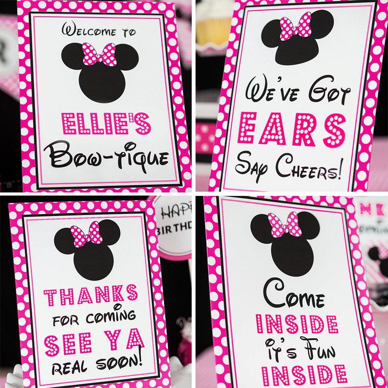 Puede incluir: Cuatro carteles de lunares rosas y blancos con una silueta negra de Minnie Mouse. Los carteles dicen "Bienvenido a Ellie's Bow-tique", "Tenemos Orejas &iexcl;Salud!", "Gracias por venir &iexcl;Nos vemos pronto!" y "Entra Es divertido dentro".