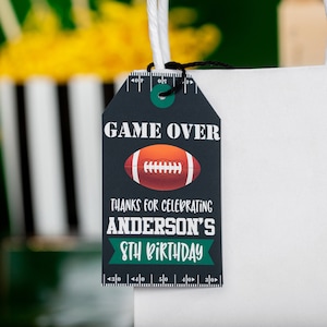 Puede incluir: Etiqueta de favor negra y verde con un bal&oacute;n de f&uacute;tbol blanco y el texto "GAME OVER" y "THANKS FOR CELEBRATING ANDERSON'S 8TH BIRTHDAY".