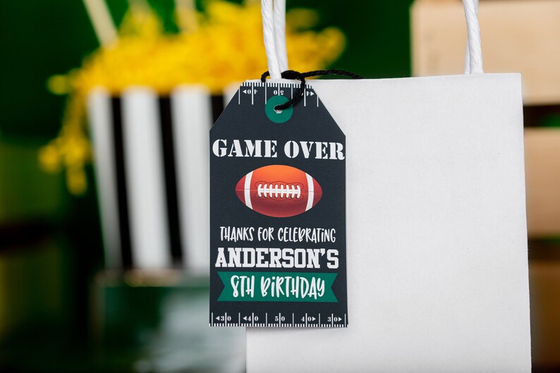 Puede incluir: Etiqueta de favor negra y verde con un bal&oacute;n de f&uacute;tbol blanco y el texto "GAME OVER" y "THANKS FOR CELEBRATING ANDERSON'S 8TH BIRTHDAY".