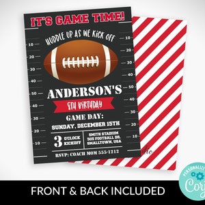 Pu&ograve; includere: Un invito di compleanno a tema calcistico in bianco e nero con un motivo a righe rosse e bianche sul retro. Il fronte presenta un pallone da calcio, un tabellone segnapunti e il testo "It's Game Time!" e "Anderson's 8th Birthday". Il retro ha il testo "Personalizza con Corjl".