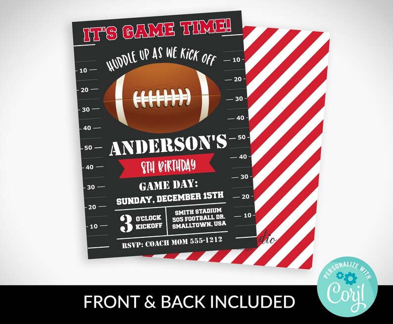 Pu&ograve; includere: Un invito di compleanno a tema calcistico in bianco e nero con un motivo a righe rosse e bianche sul retro. Il fronte presenta un pallone da calcio, un tabellone segnapunti e il testo "It's Game Time!" e "Anderson's 8th Birthday". Il retro ha il testo "Personalizza con Corjl".
