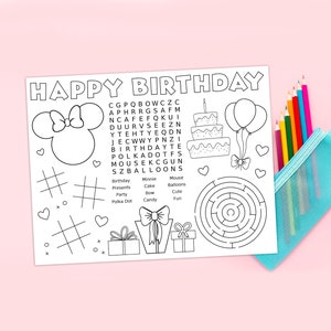 Op de afbeelding: Een zwart-witte printbare kleurplaat met een Mickey Mouse-personage, een verjaardagstaart, ballonnen, een doolhof en een tic-tac-toe-spel. De pagina bevat ook de woorden "HAPPY BIRTHDAY" en een woordzoeker.