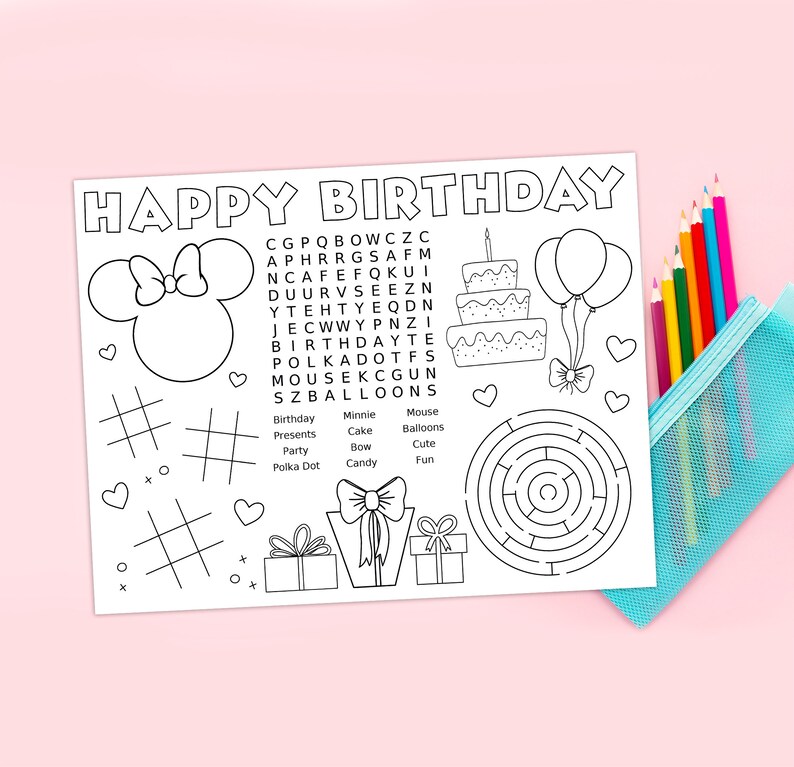 Op de afbeelding: Een zwart-witte printbare kleurplaat met een Mickey Mouse-personage, een verjaardagstaart, ballonnen, een doolhof en een tic-tac-toe-spel. De pagina bevat ook de woorden "HAPPY BIRTHDAY" en een woordzoeker.