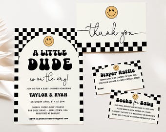 Op de afbeelding: Een set babyborrel-briefpapier met een retro-thema. De uitnodiging luidt "A Little Dude is on the way!" met de namen Taylor & Ryan. Inclusief bedankkaarten, luierloterij en boekjes voor baby's. Voorzien van een zwart-wit geblokt patroon.