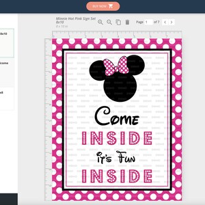 Puede incluir: Un cartel imprimible con un fondo de lunares rosa y blanco con una imagen en blanco y negro de Minnie Mouse. El cartel dice "Come Inside It's Fun Inside".