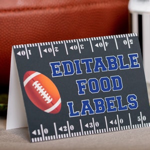 Puede incluir: Etiquetas de alimentos editables con un dise&ntilde;o de bal&oacute;n de f&uacute;tbol. Las etiquetas son negras con texto blanco y azul. El texto dice "Etiquetas de alimentos editables".