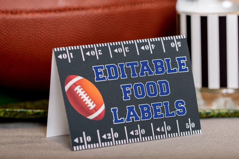 Puede incluir: Etiquetas de alimentos editables con un dise&ntilde;o de bal&oacute;n de f&uacute;tbol. Las etiquetas son negras con texto blanco y azul. El texto dice "Etiquetas de alimentos editables".