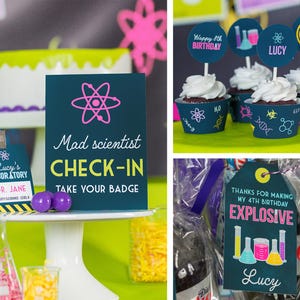 Pu&ograve; includere: Decorazioni per una festa di compleanno a tema scientifico. L'immagine mostra cupcakes con decorazioni, una torta e un cartello con la scritta "Mad scientist CHECK-IN TAKE YOUR BADGE". I bigliettini regalo dicono "Thanks for making my 4th birthday explosive".