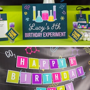 Pu&ograve; includere: Un allestimento per una festa di compleanno a tema scientifico con uno striscione che recita "Happy 8th Birthday Lucy". La scena comprende una torta, illustrazioni di attrezzature da laboratorio e cartelli con la scritta "Lucy's 8th Birthday Experiment" e "Thank You."