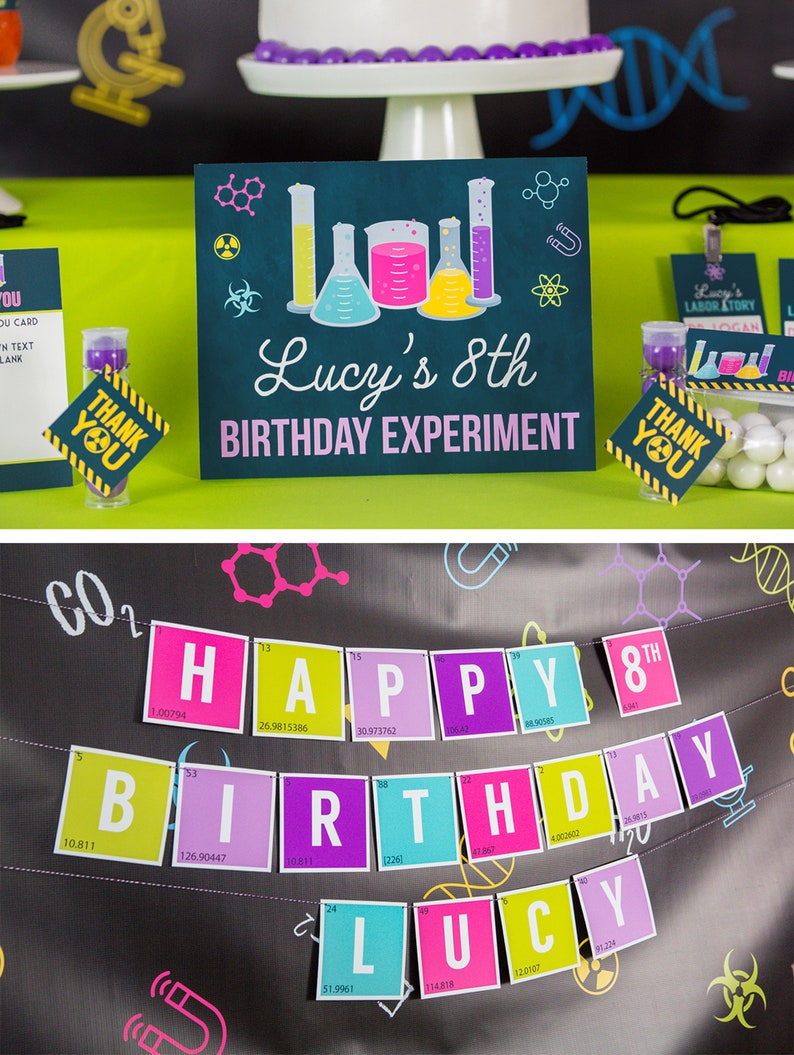 Pu&ograve; includere: Un allestimento per una festa di compleanno a tema scientifico con uno striscione che recita "Happy 8th Birthday Lucy". La scena comprende una torta, illustrazioni di attrezzature da laboratorio e cartelli con la scritta "Lucy's 8th Birthday Experiment" e "Thank You."