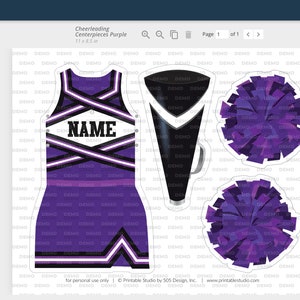 Puede incluir: Uniforme de animadora de color morado con rayas blancas y negras, un meg&aacute;fono negro y dos pompones morados. El uniforme tiene la palabra "NAME" en el pecho.