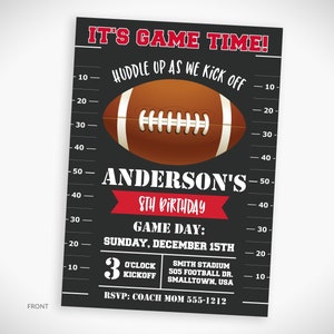 Pu&ograve; includere: Invito a una festa di compleanno a tema football americano in bianco e nero con una striscia rosso e bianca. &Egrave; l'ora del gioco! Radunatevi per il calcio d'inizio. Anderson's 8th Birthday. Giorno della partita: Domenica 15 dicembre. 3 in punto di inizio. Smith Stadium 505 Football Dr. Smalltown, USA. RSVP: Coach Mom 555-1212.
