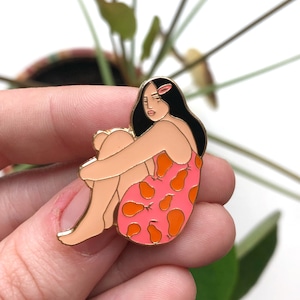 fille avec robe poire - broche en émail dur / cadeau - petit cadeau -