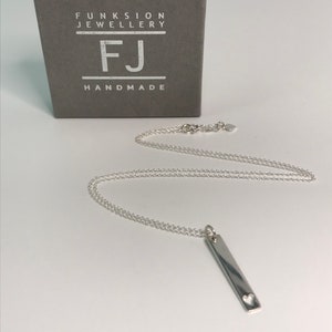 Sterling Silber Bar Anhänger Halskette für Frauen, Herz Detail Tag Halskette, UK handgemachtes Geschenk für sie, benutzerdefinierte Größen, Geschenkbox