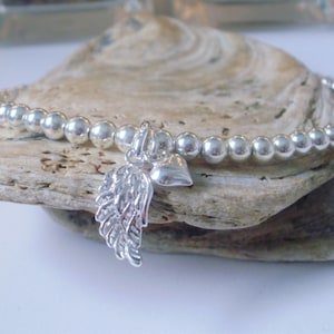 Pulseras de plata de ley para mujer, Pulsera con dije de corazón de ala de ángel, Pulsera elástica con cuentas de 4 mm, Regalo para ella, Tamaños personalizados hechos a mano en el Reino Unido