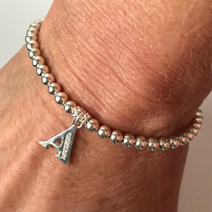 Pulsera elástica con cuentas y dijes de letras en plata de ley, regalo hecho a mano en el Reino Unido, tamaños personalizados, caja de regalo