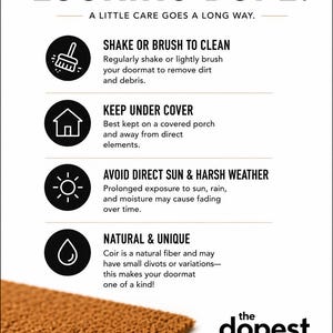 Puede incluir: Un gr&aacute;fico informativo titulado KEEP YOUR DOOMAT LOOKING DOPE con instrucciones de cuidado para felpudos de fibra de coco. Incluye cuatro iconos que representan la limpieza, la cobertura, la protecci&oacute;n clim&aacute;tica y las fibras naturales del producto.