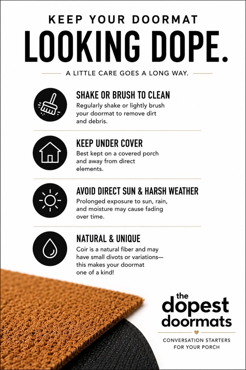 Puede incluir: Un gr&aacute;fico informativo titulado KEEP YOUR DOOMAT LOOKING DOPE con instrucciones de cuidado para felpudos de fibra de coco. Incluye cuatro iconos que representan la limpieza, la cobertura, la protecci&oacute;n clim&aacute;tica y las fibras naturales del producto.