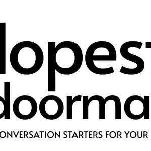 Puede incluir: Un dise&ntilde;o gr&aacute;fico negro sobre fondo blanco que presenta el texto 'the dopest doormats' en una fuente sans-serif en negrita, con el texto m&aacute;s peque&ntilde;o en may&uacute;sculas 'CONVERSATION STARTERS FOR YOUR PORCH' colocado directamente debajo del t&iacute;tulo.