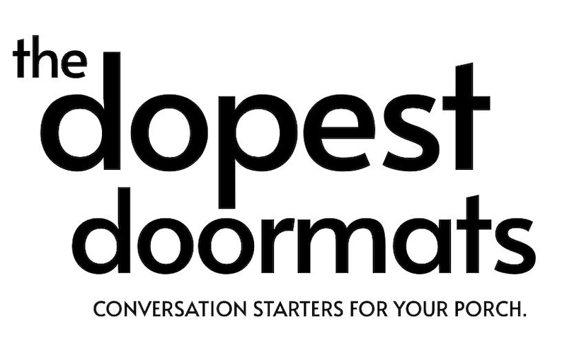 Puede incluir: Un dise&ntilde;o gr&aacute;fico negro sobre fondo blanco que presenta el texto 'the dopest doormats' en una fuente sans-serif en negrita, con el texto m&aacute;s peque&ntilde;o en may&uacute;sculas 'CONVERSATION STARTERS FOR YOUR PORCH' colocado directamente debajo del t&iacute;tulo.