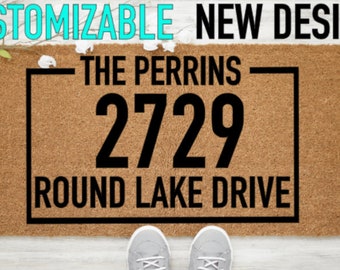 Puede incluir: Una alfombra de coco marrón con texto negro que dice "The Perrins", "2729" y "Round Lake Drive".